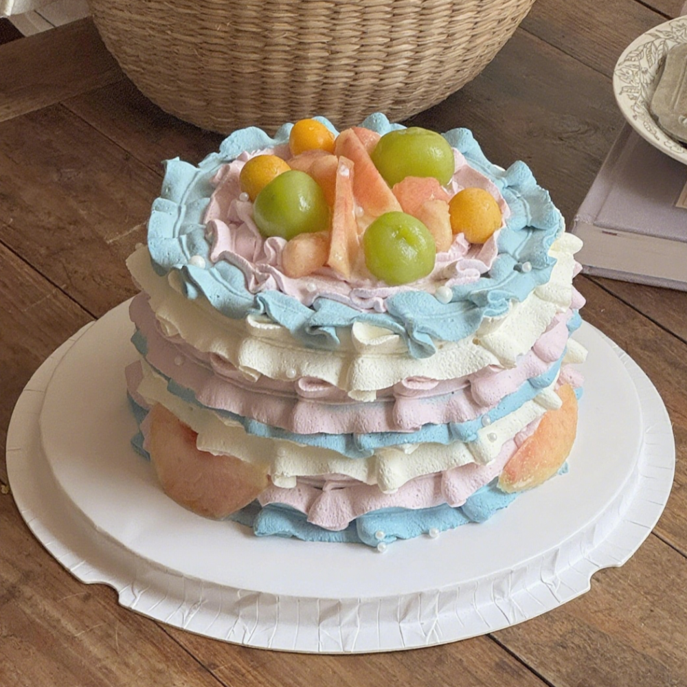 Customizable White Raised Round Cake Boards